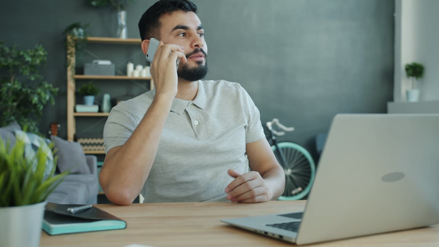Persona usando un teléfono durante una conversación