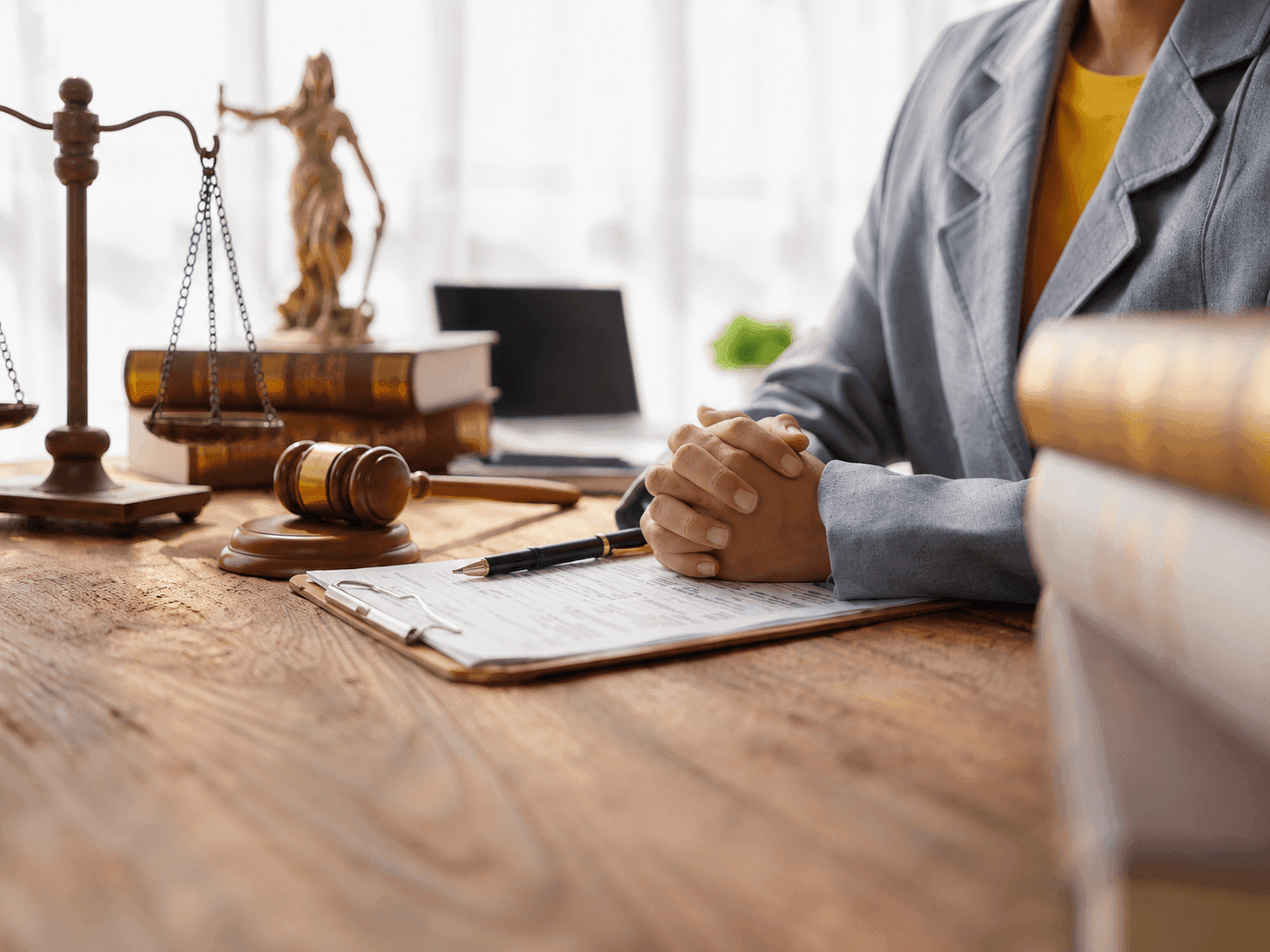 Abogado revisando documentos de evaluación legal relacionados con la audición
